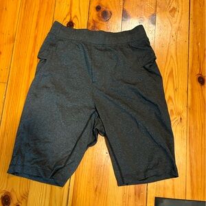 Men’s Lululemon athletic shorts gray black medium